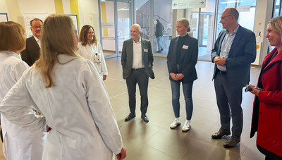 Diakonie-Präsident Rüdiger Schuch (zweiter von rechts) im Austausch mit einer AGAPLESION Gruppe rund um den Vorstandsvorsitzenden Dr. Markus Horneber (vierter von rechts) und Personalvorständin Constance von Struensee (erste von rechts). (Foto: AGAPLESION)