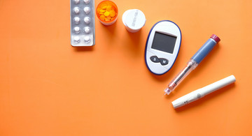 Medikamente und Diabetes Mittel auf orangem Hintergrund