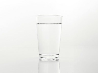 Foto von Engin Akyurt: https://www.pexels.com/de-de/foto/wasser-glas-studio-weisser-hintergrund-10965842/