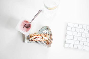 Foto von J. Kelly Brito: https://www.pexels.com/de-de/foto/flat-lay-fotografie-von-joghurt-mit-packung-cracker-und-apple-magic-keyboard-322339/