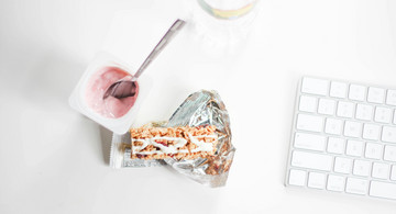 Foto von J. Kelly Brito: https://www.pexels.com/de-de/foto/flat-lay-fotografie-von-joghurt-mit-packung-cracker-und-apple-magic-keyboard-322339/