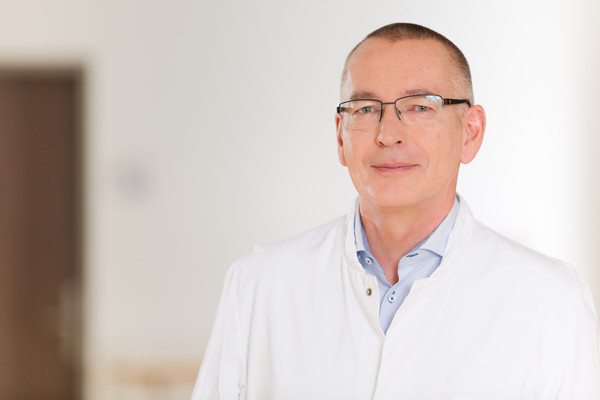 Matthias Müller-Schulz ist Chefarzt der Medizinisch-Geriatrischen Klinik am AGAPLESION DIAKONIEKLINIKUM HAMBURG.