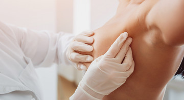 Brustkrebsvorsorga.jpg Arzt tastet Frauenbrust ab zur Brustkrebsvorsorge