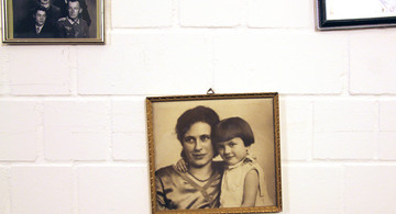 Bilderrahmen an der Wand mit einer alten Fotografie