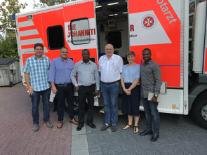 Besuch in einer Rettungswache der Johanniter-Unfall-Hilfe. Für die Gäste eine neue Erfahrung – in Ghana gibt es kein Rettungswesen und die Bevölkerung ist nicht in der Erstversorgung von Verletzten geschult.